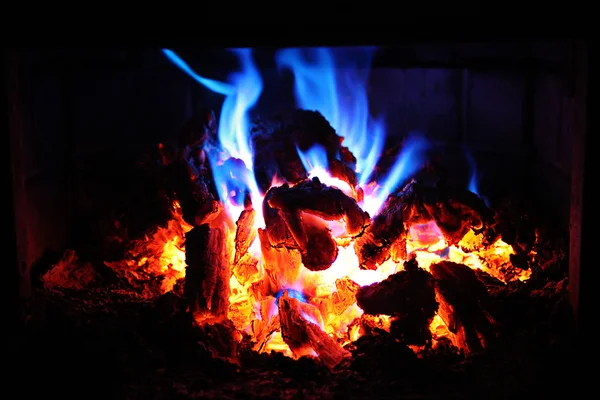 Rode en blauwe vlam brand — Stockfoto
