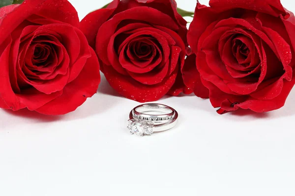 Vigselring i rose, kommer du gifta dig med mig? — Stockfoto