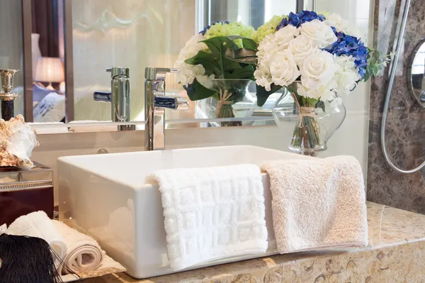 Современный дизайн ванной комнаты с раковиной для мытья рук и другим деко — стоковое фото