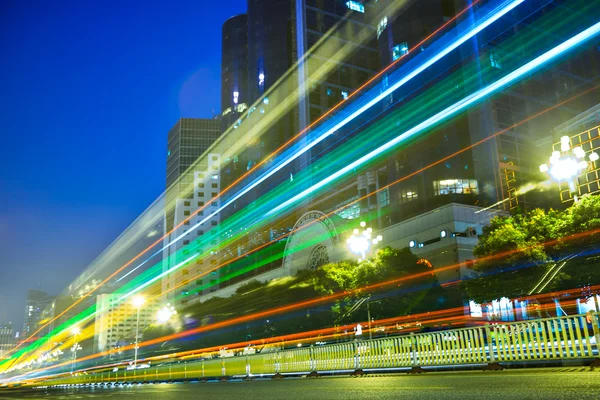 Nightscape downtown med strålkastare stigar — Stockfoto