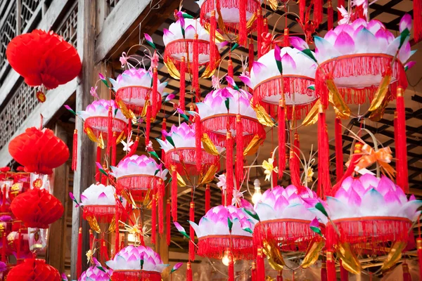 Variedade de lanternas de papel chinês coloridas — Fotografia de Stock