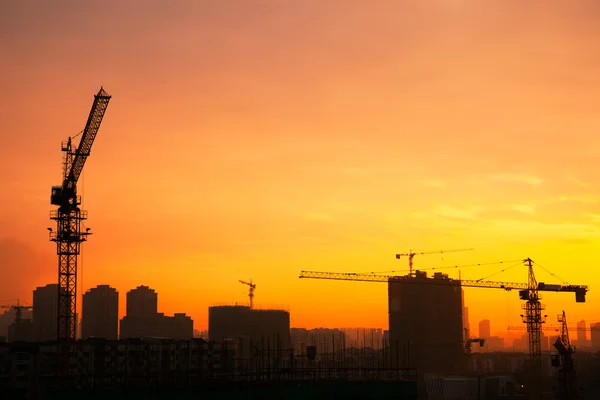 Silhouette of the tower crane on the construction site. — Stock Photo, Image