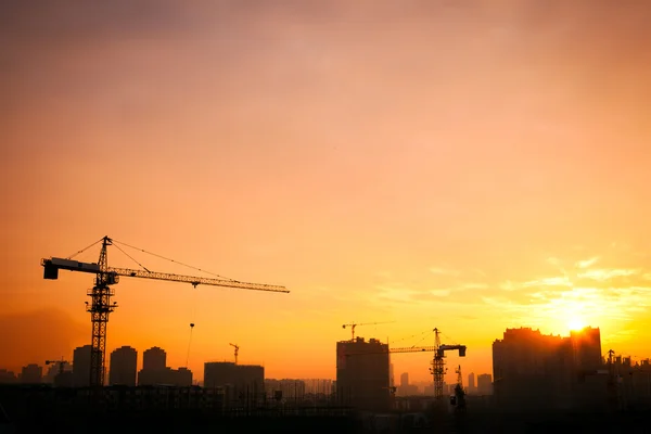 Silhouet van de toren kraan op de bouwplaats. — Stockfoto