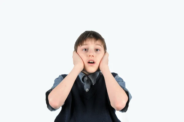 A fiú zárva a fülét a kezével Stock Kép