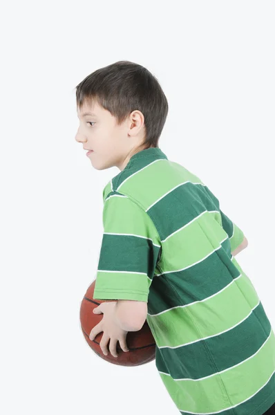 En pojke spela basket — Stockfoto