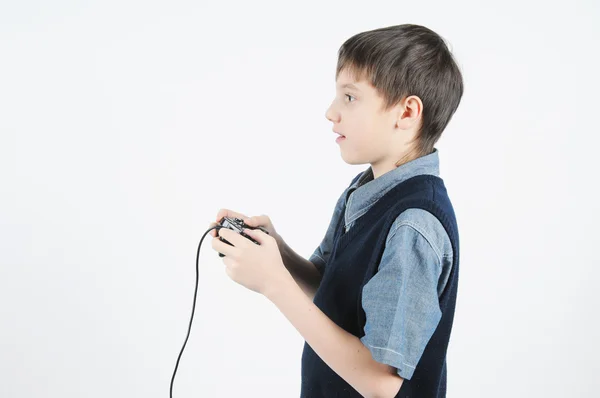 Un chico sosteniendo un joystick Fotos de stock libres de derechos