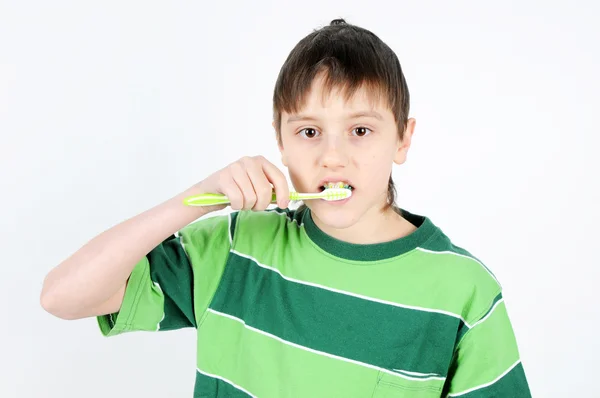 Pojke borstar tänderna Stockbild