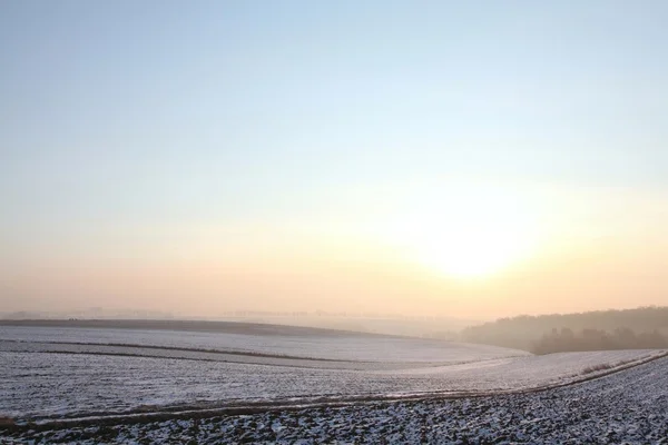 Зимний пейзаж на восходе солнца — стоковое фото