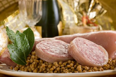 domuz trotter altın christmas tablo üzerinde mercimek ile
