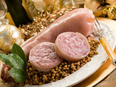 domuz trotter altın christmas tablo üzerinde mercimek ile