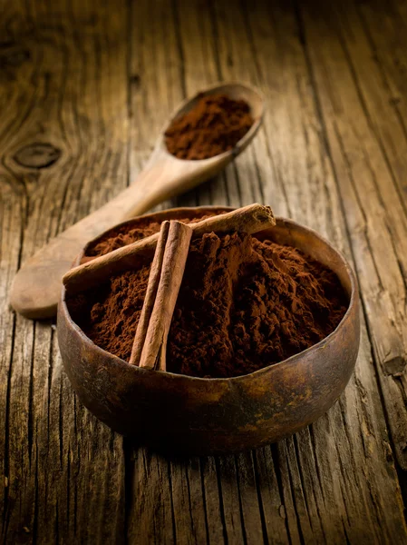 Cacao en polvo con canela en un tazón de madera —  Fotos de Stock