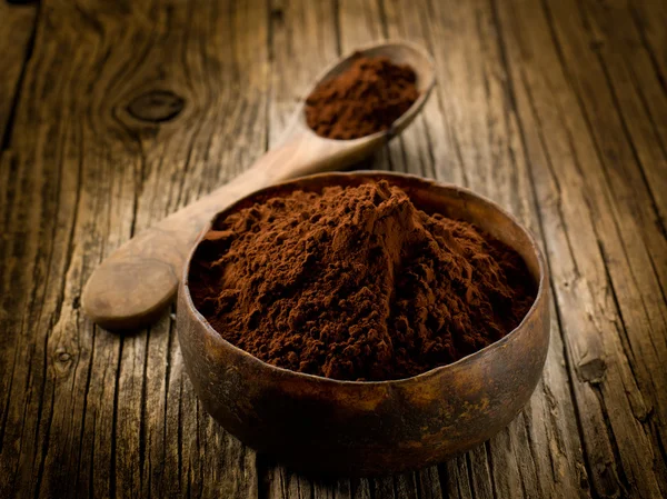 Cacao en poudre sur bol en bois — Photo