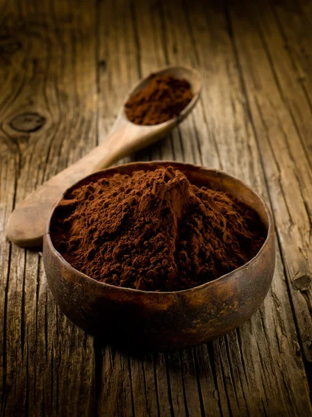 Порошок какао на деревянной чаше — стоковое фото