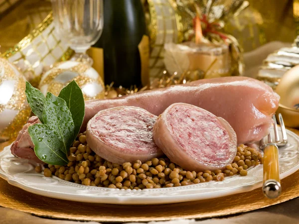 Trote de porco com lentilhas sobre mesa de Natal dourada — Fotografia de Stock