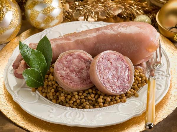 Trotter de cerdo con lentejas sobre mesa de navidad dorada — Foto de Stock