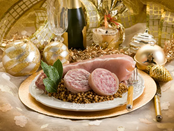 Prasečí Klusák s čočkou zlatý vánoční stůl — Stock fotografie