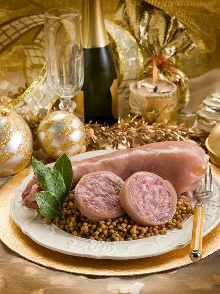 Trotter de cerdo con lentejas sobre mesa de navidad dorada — Foto de Stock