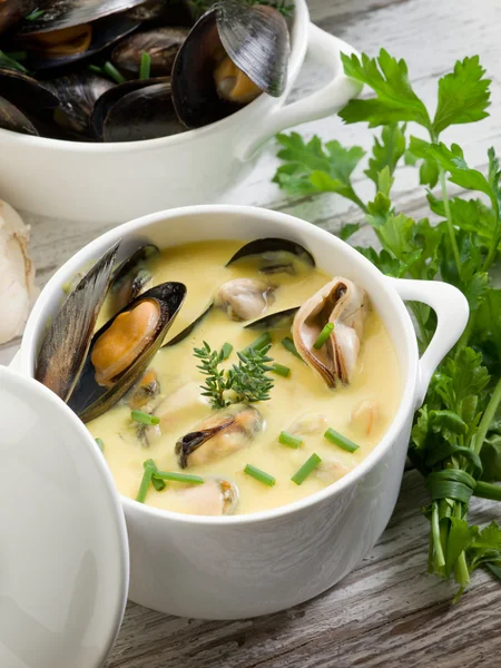 Суп из мидий с шафраном и сливочным соусом — стоковое фото