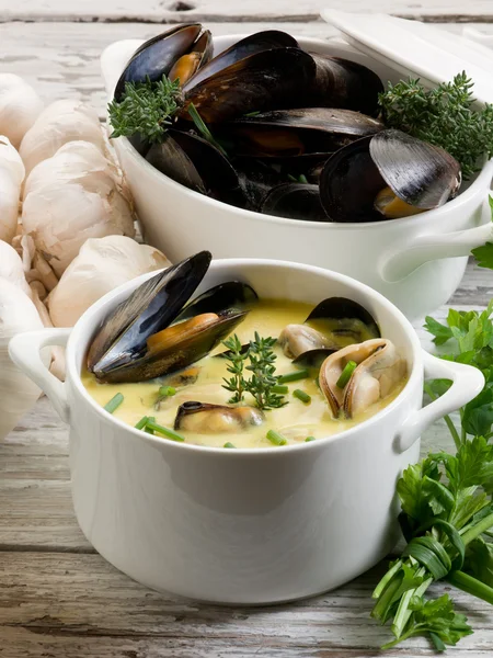Суп из мидий с шафраном и сливочным соусом — стоковое фото