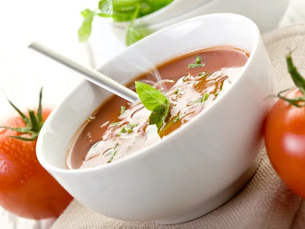 Soupe de tomates avec feuille de basilic sur bol — Photo