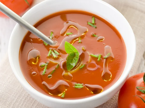 Томатный суп с базиликом на миске — стоковое фото