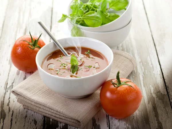Tomatensoep met basilicum blad op bowl — Stockfoto