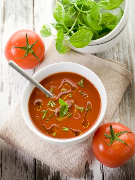 Tomatensuppe mit Basilikumblatt auf Schüssel — Stockfoto