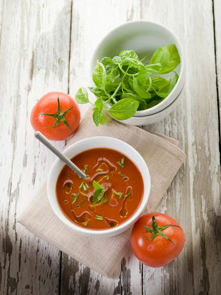 Томатний суп з листям базиліка на мисці — стокове фото