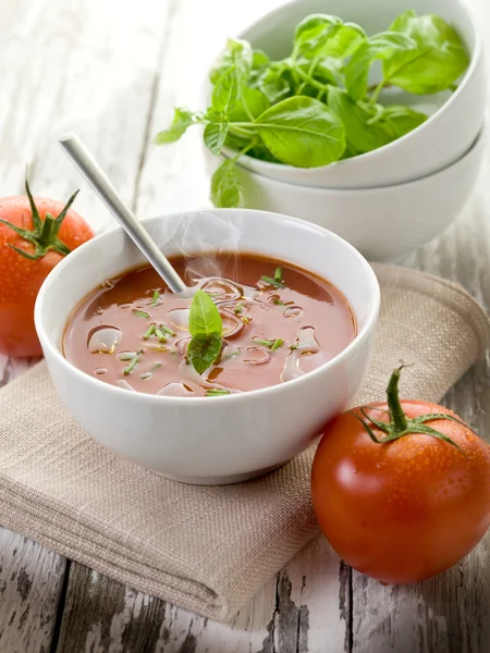 Soupe de tomates avec feuille de basilic sur bol — Photo