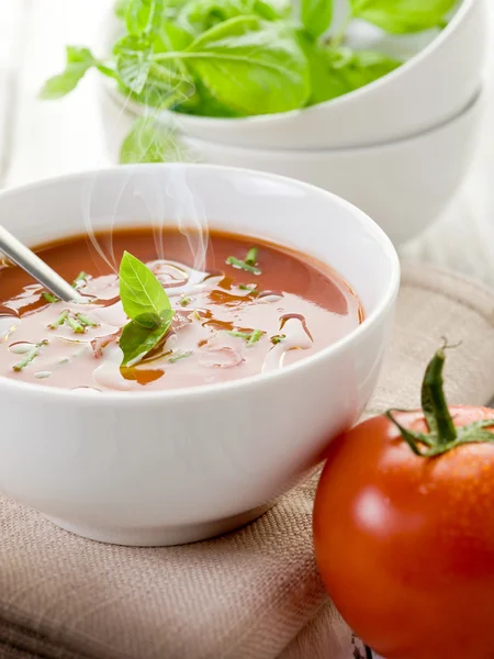 Zuppa di pomodoro con foglia di basilico sulla ciotola — Foto Stock