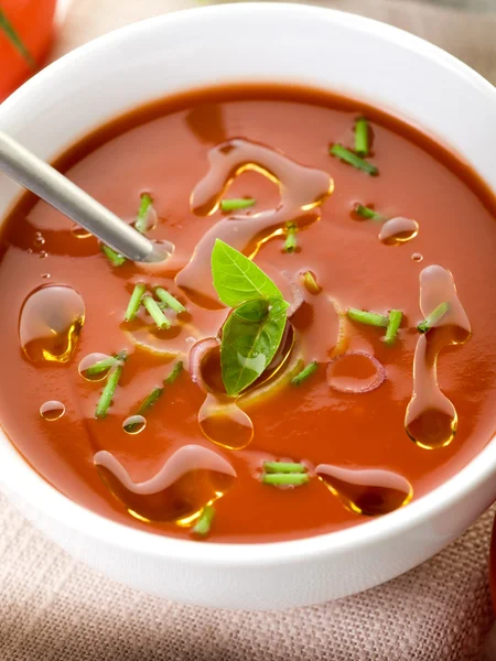 Supă de roșii cu frunze de busuioc pe castron — Fotografie, imagine de stoc