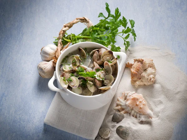 Clam soup with garlic and parsley — Stock Photo, Image