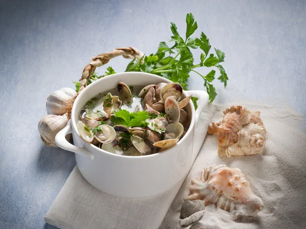 Škeble polévka s česnekem a petrželkou — Stock fotografie