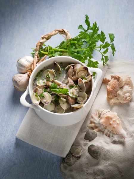 Mussla soppa med vitlök och persilja — Stockfoto