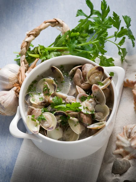 Моллюск с чесноком и петрушкой — стоковое фото