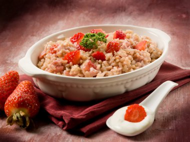 Risotto çilek ve krema sos ile