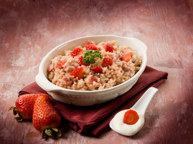 Risotto çilek ve krema sos ile