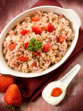 Risotto çilek ve krema sos ile