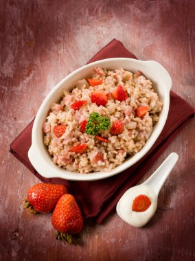 Risotto çilek ve krema sos ile