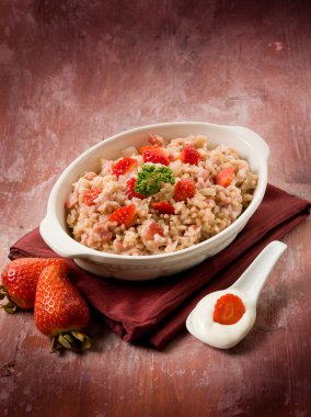 Risotto çilek ve krema sos ile