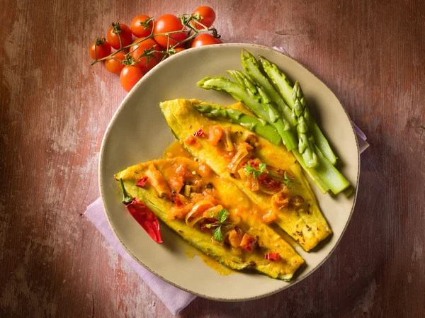Fish fillet with tomato hot chili pepper and asparagus — Stock Photo, Image