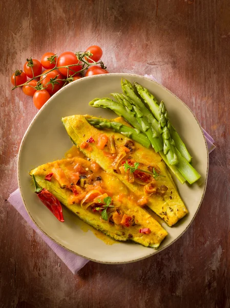 Filet z ryby z pomidorów papryczka chili i szparagami — Zdjęcie stockowe