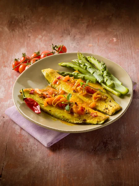 魚フィレのトマトソース唐辛子とアスパラガス — ストック写真