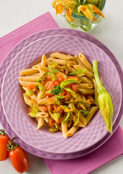 Pasta con flor de calabacín y tomates frescos, comida saludable —  Fotos de Stock