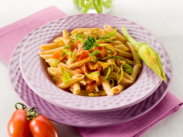 Pasta con flor de calabacín y tomates frescos, comida saludable —  Fotos de Stock