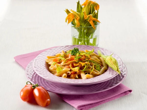 Pasta con fiori di zucchina e pomodori freschi, cibo sano — Foto Stock