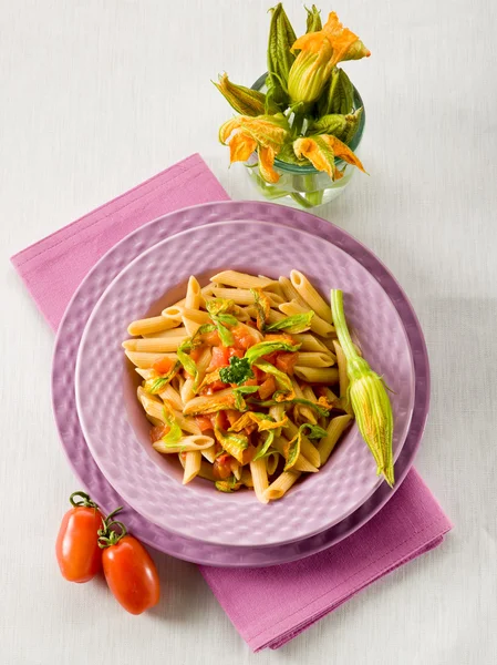 Pasta con flor de calabacín y tomates frescos, comida saludable —  Fotos de Stock