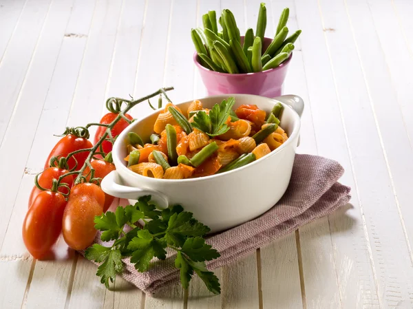Těstoviny s fazolkami a čerstvými rajčaty — Stock fotografie