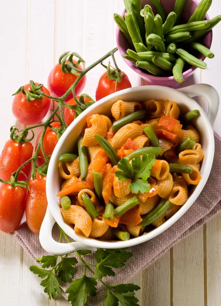 Pasta with green beans and fresh tomatoes — Stock Photo, Image