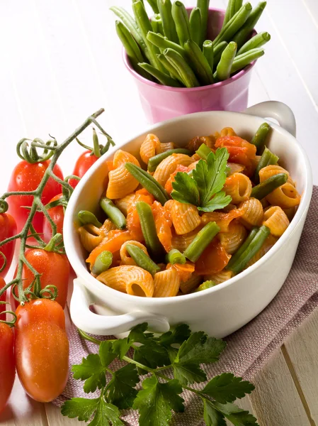 Pasta with green beans and fresh tomatoes — Stock Photo, Image